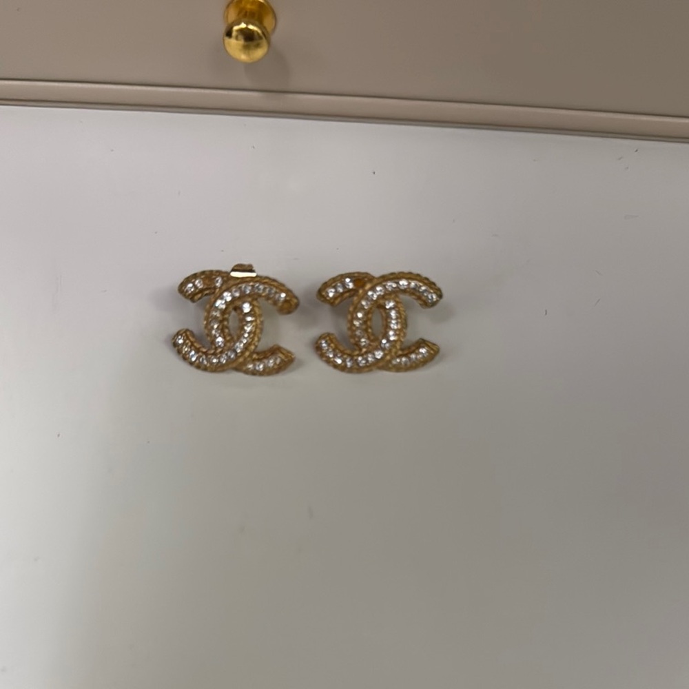 💯 Authentic Chanel Earrings.  Gold and Silver
